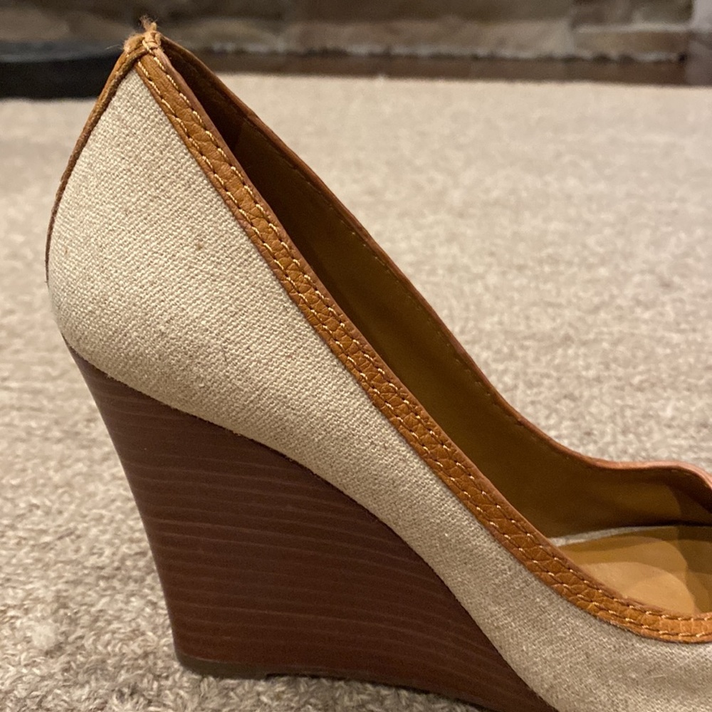 Tory Burch Offwhite/Brown open toe wedge sandal with 4 inch wooden heel. Sz. 8.5 - Picture 2 of 9